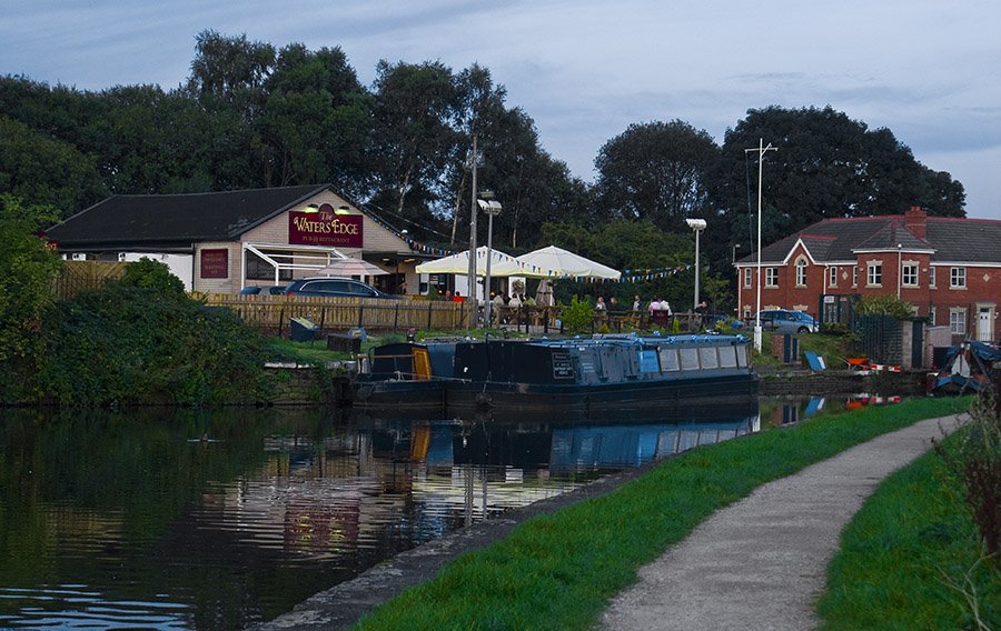 Pub The Waters Edge by tadeusz dziedzina©