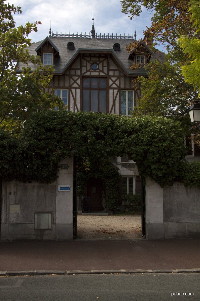 Old house, Albert 1, Rueil-Malmaison by pubup