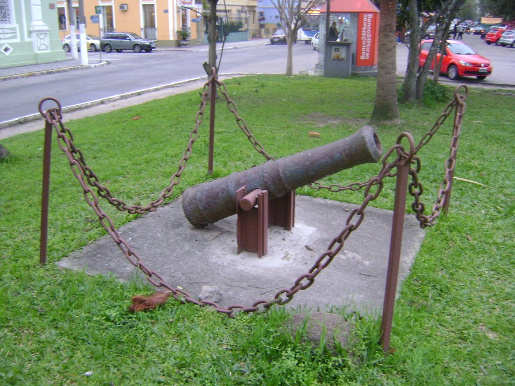 Canhão da canhoneira legalista São Pedro, afundada pelos farroupilhas no Passo dos Negros (Canal São Gonçalo) by Bruno Farias - "Memórias Leonenses"