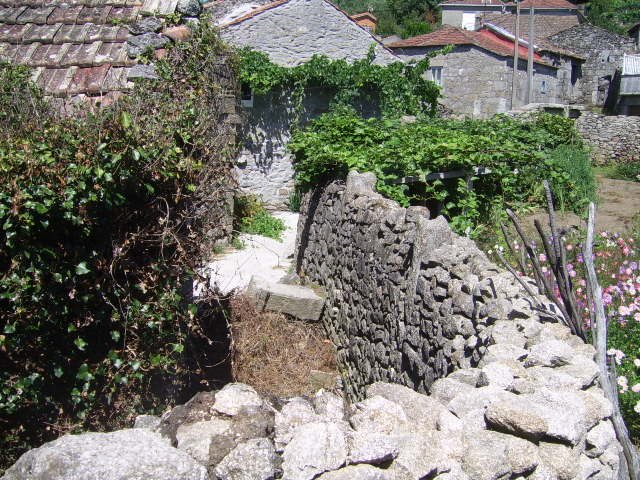 Parte de atrás da capela de Louredo,cortegada,ourense. by rafaeliux