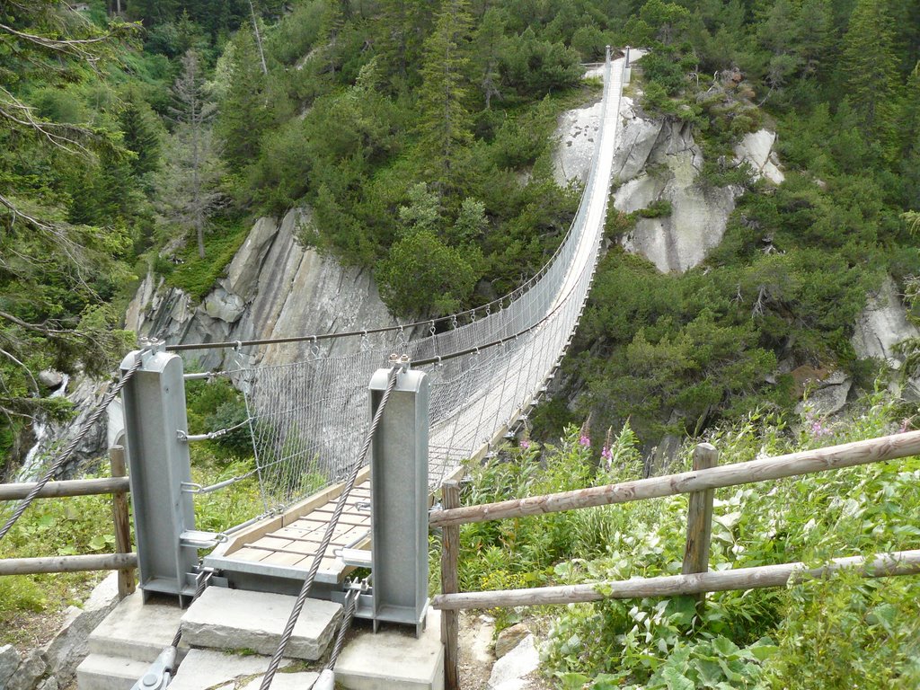 Path to Gelmerbahn, Hängebrücke. by alex@apsoft