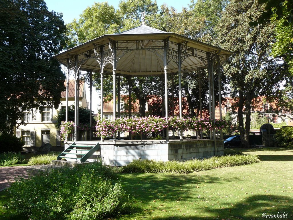 Veurne, prachtig versierde kiosk in het Walburgapark, een oase van rust in het mooie stadscentrum by Vanhulst