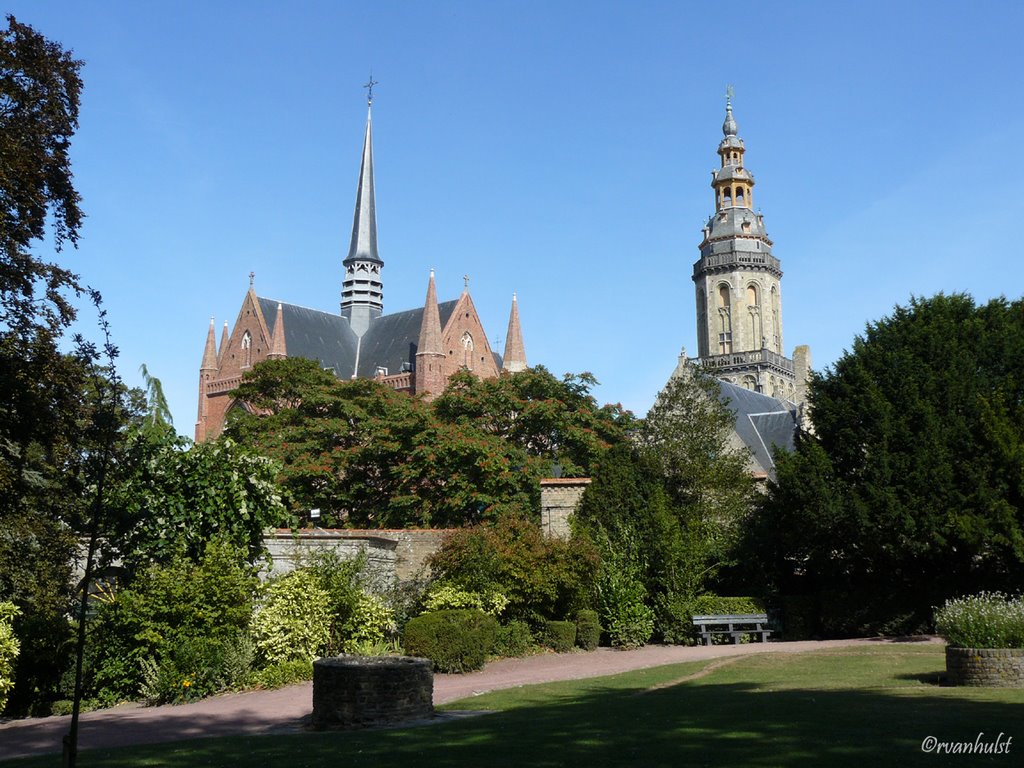 Veurne, Sint-Walburgakerk met rechts Belfort by Vanhulst