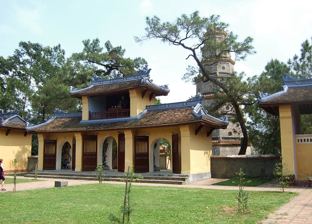 Thien Mu pagoda by mottoth