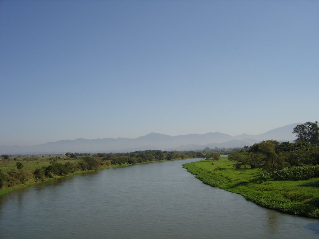 Trecho do Rio Paraíba em Pindamonhangaba by valgnelo