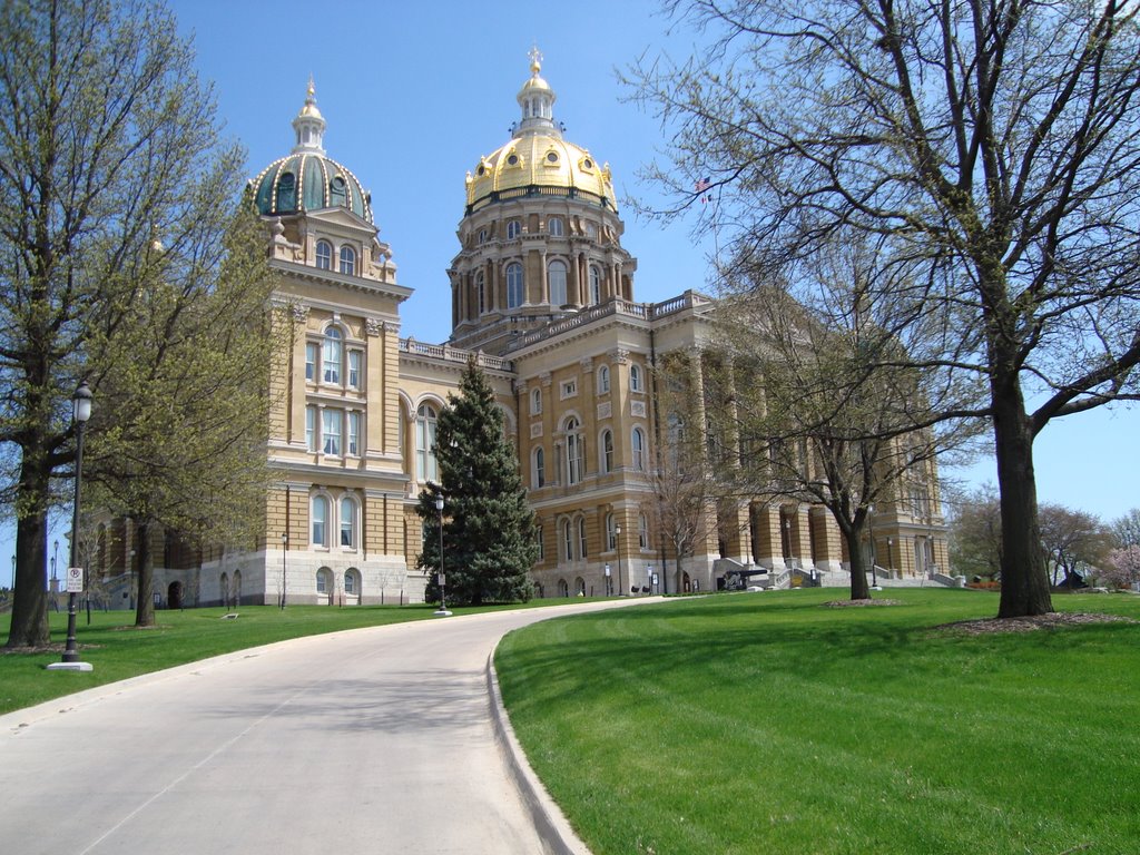 DES MOINES IA. CAPITOL BUILDING by Amay@