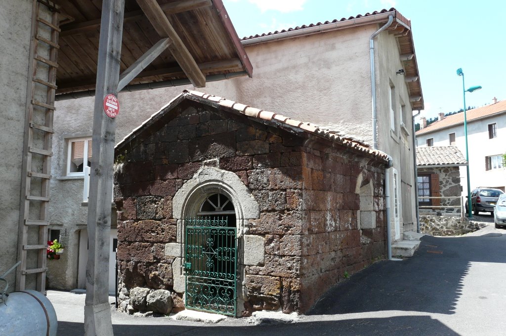 La chapelette de Notre Dame des pitiés, à Coucouron by Bernard Bost