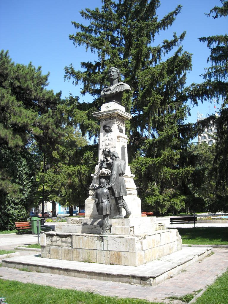 Monumento a Trajano, en Braila, durante mi 6º Viaje a Rumania. Septiembre de 2009 by viajeroandaluz