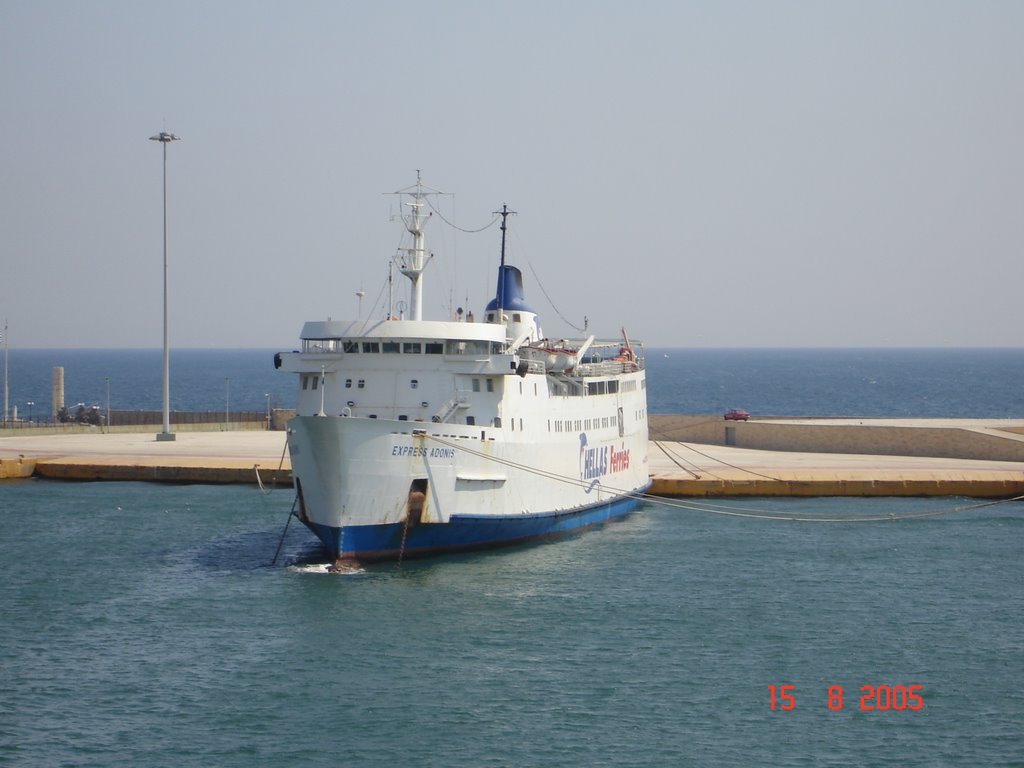 Ferry on Pireaus Port by YanisL