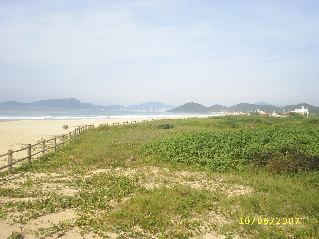 Praia Brava (ao fundo Balneário Camboriú) - Itajaí - SC by Marcio Stoll