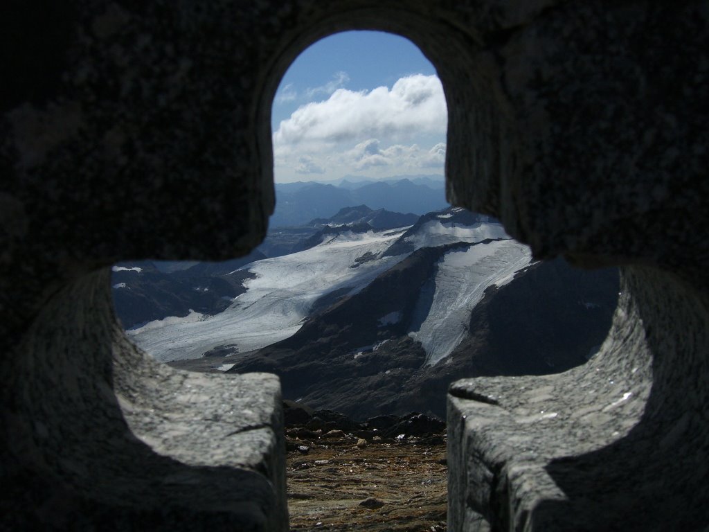 Croce scavata nella base dell'altare sul Blinnenhorn by antonio.aina