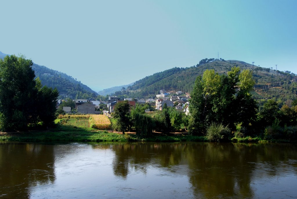 Reflejos de Viloira en el Río by Karlos Conde