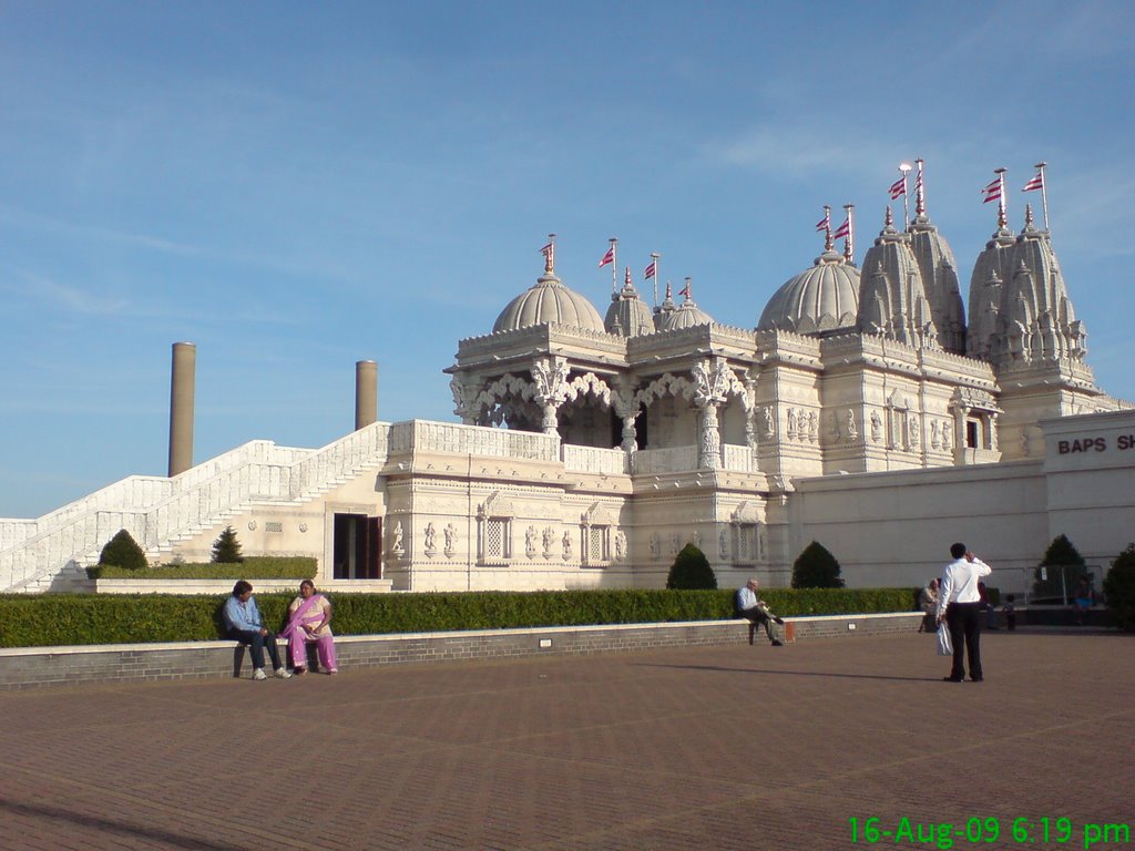 BAPS Swaminarayan Mandir, London by alwaysthankgod