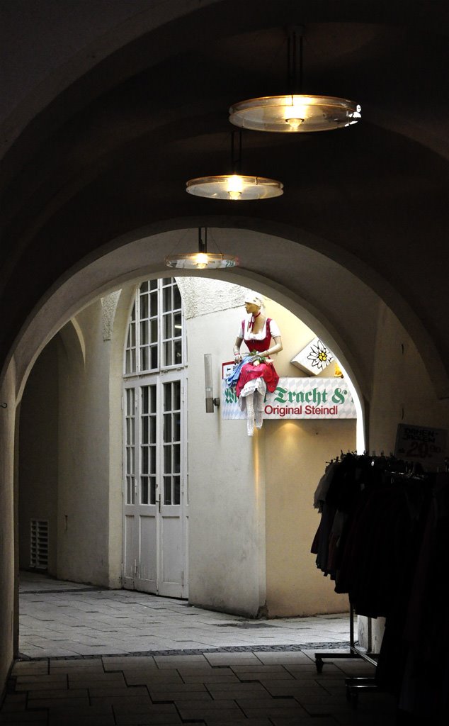 München - Altstadt: Sendlingerstraße. Geheime shops, dunkle Gestalten - bleiche Laternen. Tag für Tag lodert die Lunte... by ®mene