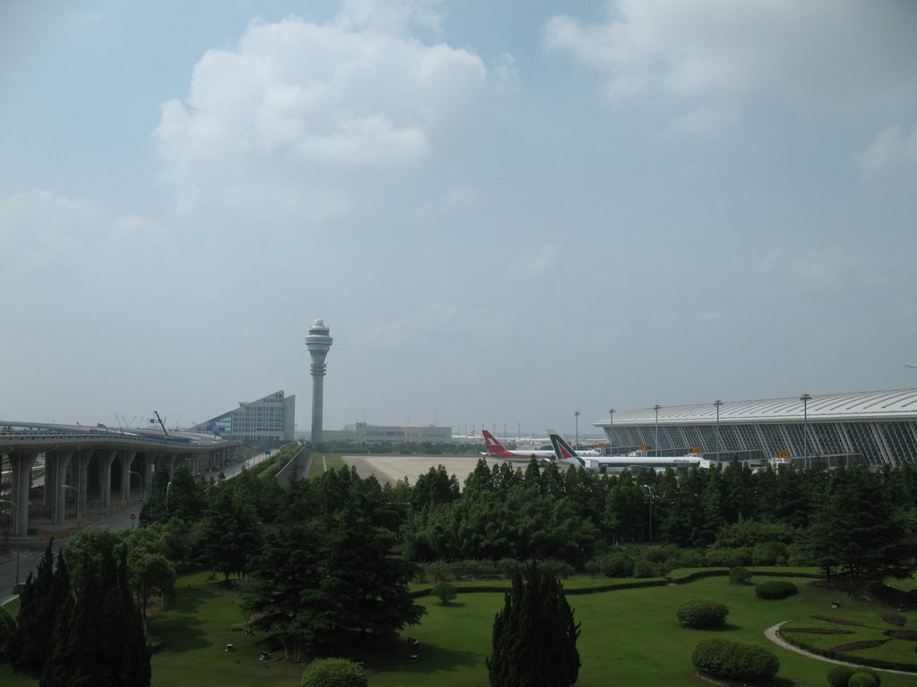 Pudong Intl. Airport by gijsdb