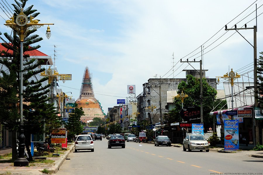 Looking to Phra Pathom Chedi by AstroKAney