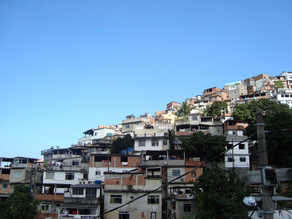 Favela do Vidigal by Eduardo Mezzonato