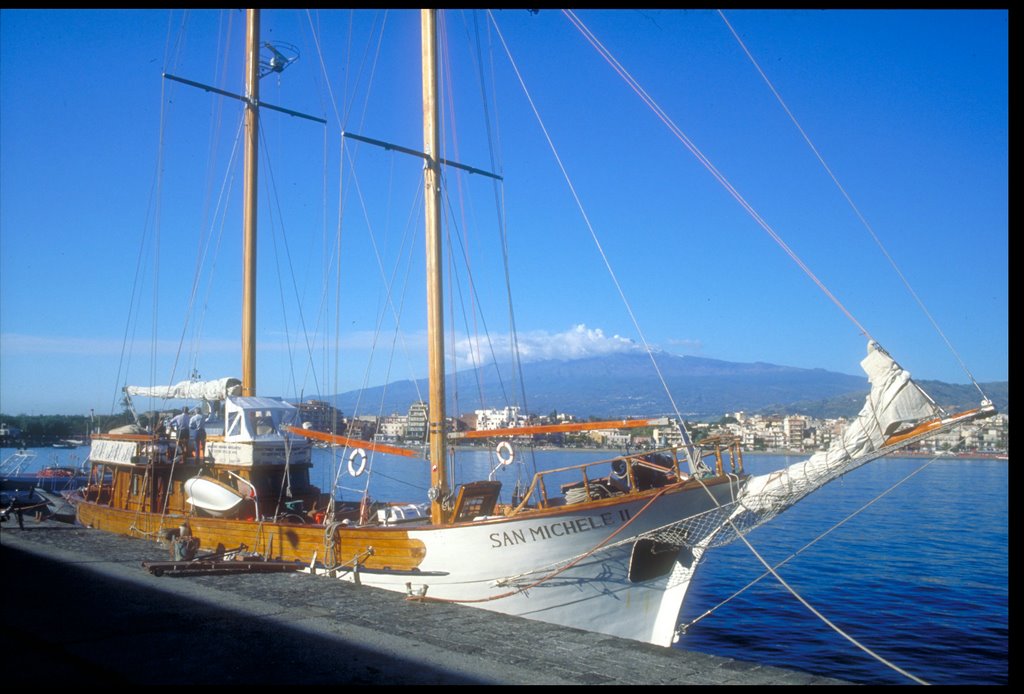 L'ETNA VISTO DA SIRACUSA by rino garziano