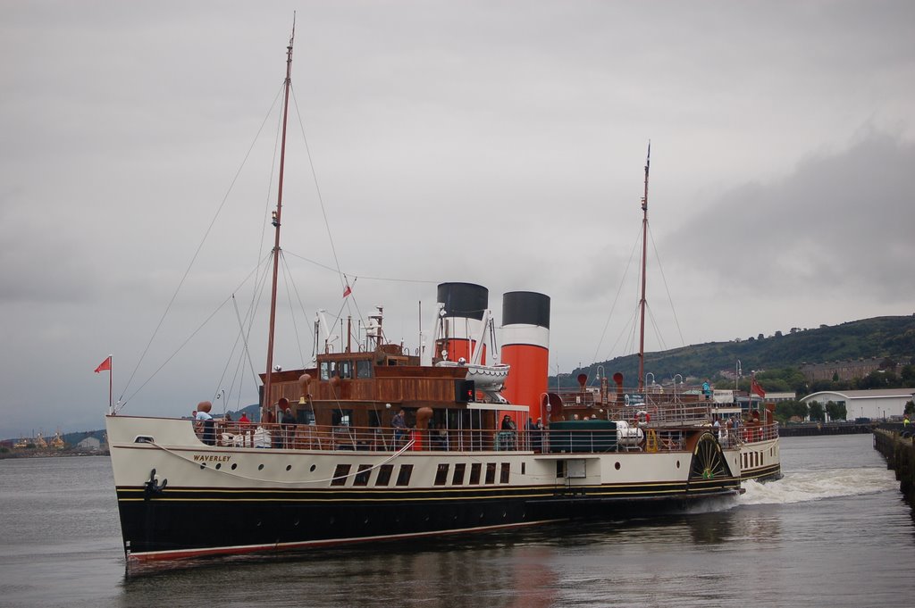 P.S.Waverley leaving Greenock. by marstafitta