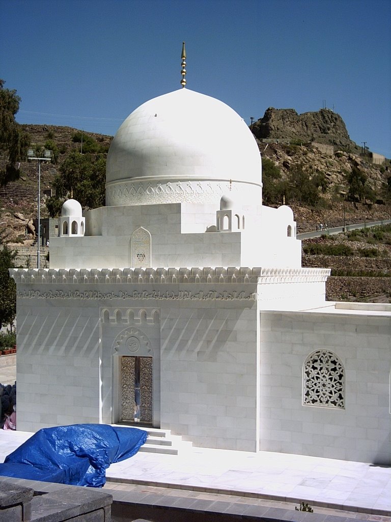 Qubba mubaraka, Hutaib, Yemen by Juzer Burhani