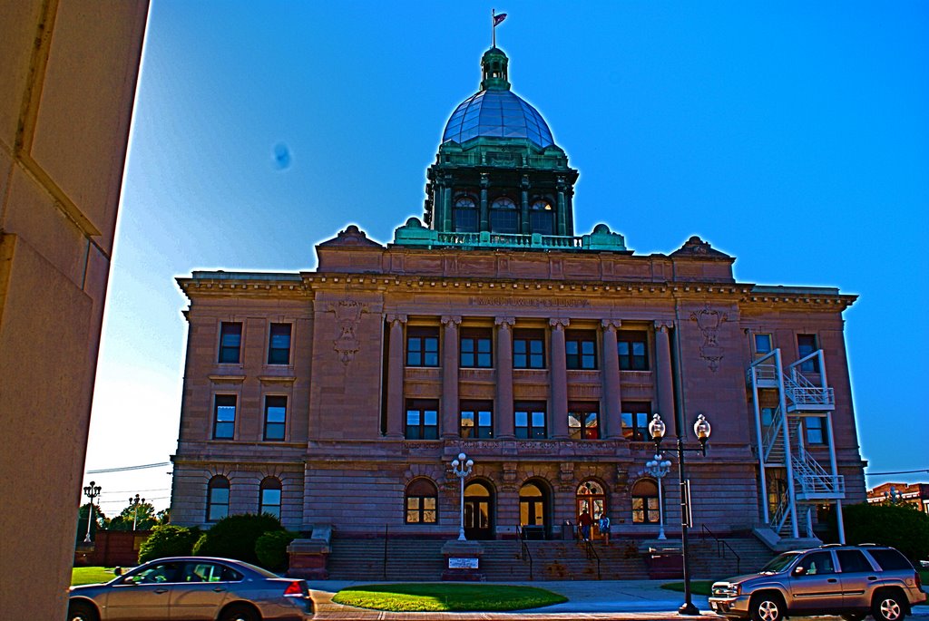 Manitowoc County Court House, Manitowoc, Wisconsin by MICHAEL  JIROCH  &  www.michaeljiroch.com