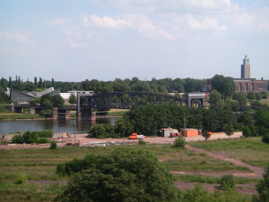 Blick vom Schleinufer auf den Stadpark, Blickrichtung Hubbrücke by FalkoMD