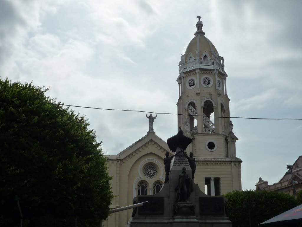 Ciudad de Panamá - monumento Bolívar & iglesia S Francisco [sep 09] by òyó