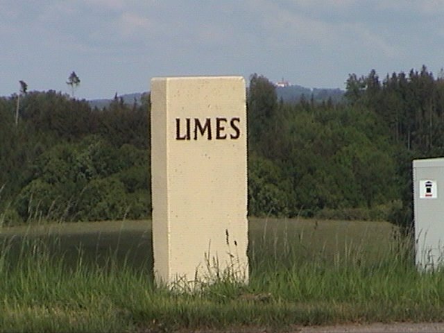 Limes-Park Rainau "Der Limes Stein" bei Rainau Buch, im Hintergrund Schloss Baldern (http://www.baldern.eu) by Reinhold Rupp