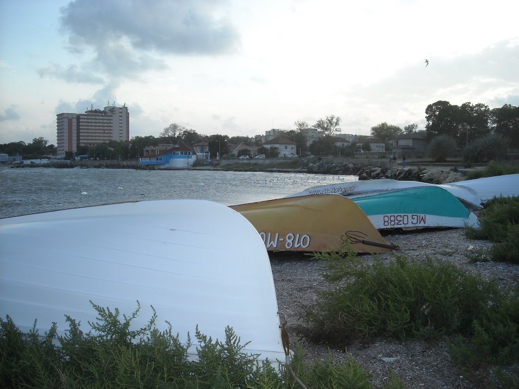 Barcas invertidas en la playa de Mangalia. Septiembre de 2009 by viajeroandaluz