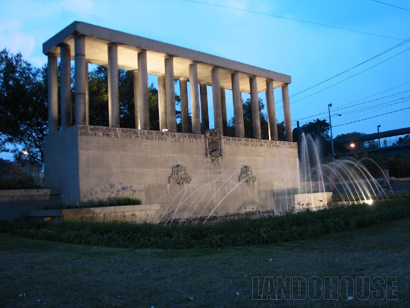 Boulevard Liberación, Monumento a La Raza by landohouse