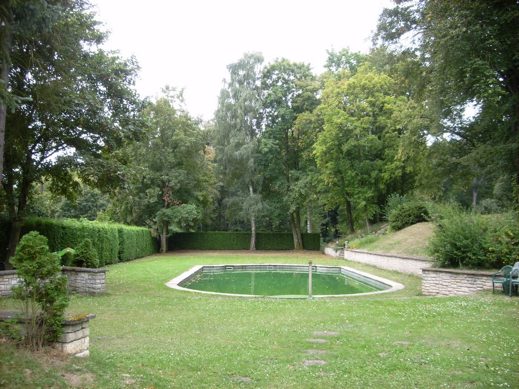 Der im Barockstil errichtete Swimmingpool im 10 ha großen englischem Park von Nový Berštejn (Neuperstein) in Dubá (Dauba) by mariogenexgode