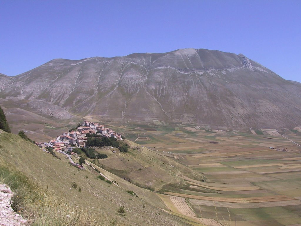 Castelluccio by Holthu