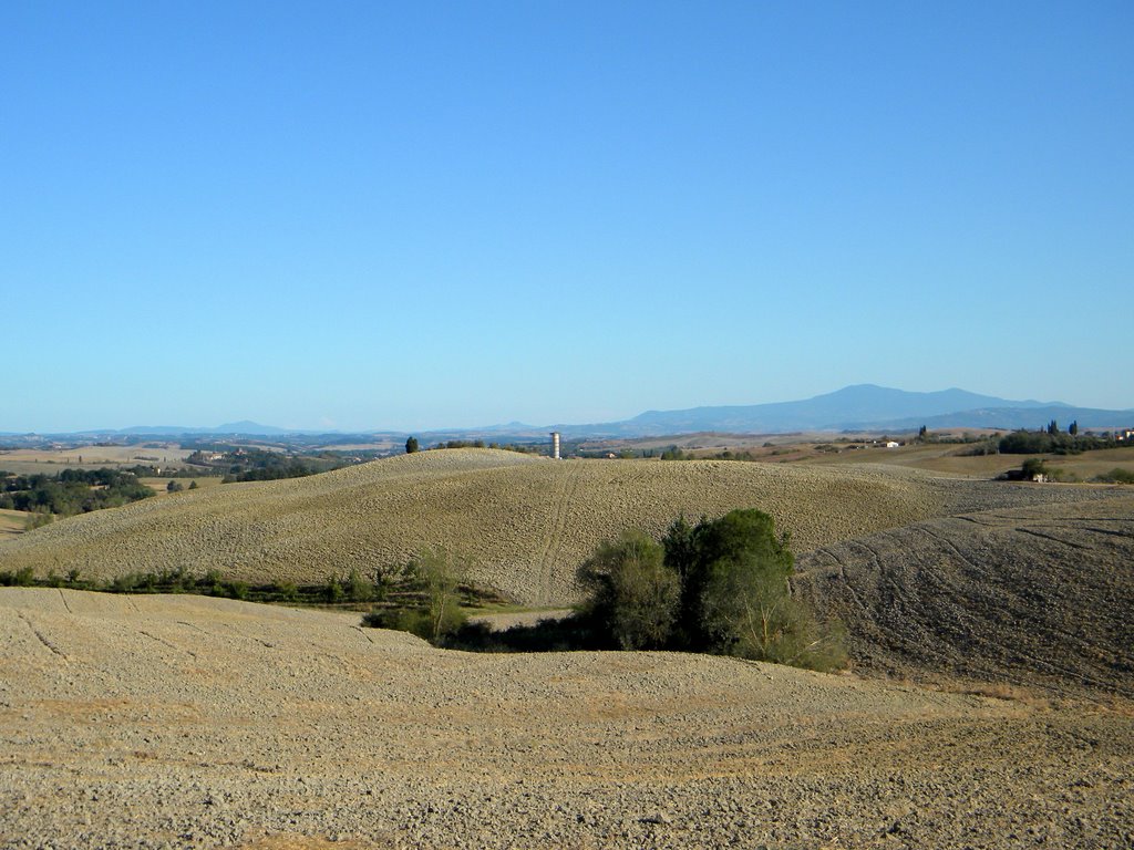 Siena: panoramica verso Sud dal bivio della Via Cassia con la Strada di Renaccio - all'orizzonte da dx a sx: il Monte Amiata, Radicofani e il Monte Cetona (06-09-09) by Renato Pantini