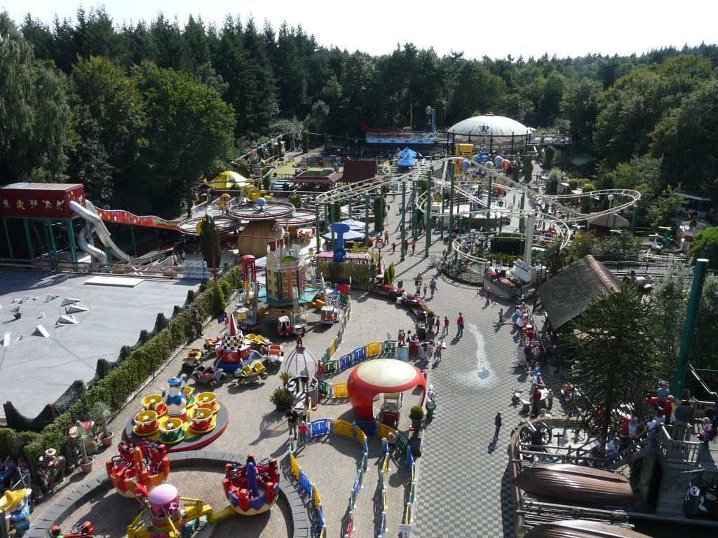 Pretpark Koningin Julianatoren, uitzicht vanaf de achtbaan op zuiden, Apeldoorn by David Jimmink