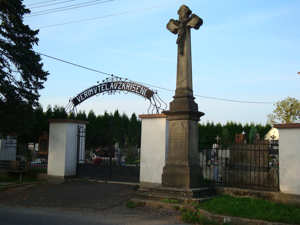 Kamenný kříž před vstupem do areálu kostela sv. Maří Magdalény, Kunčice pod Ondřejníkem by petpave