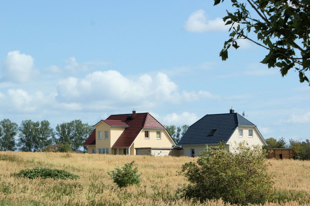 Neubauhäuser in Gustow by Carl-Ernst Stahnke