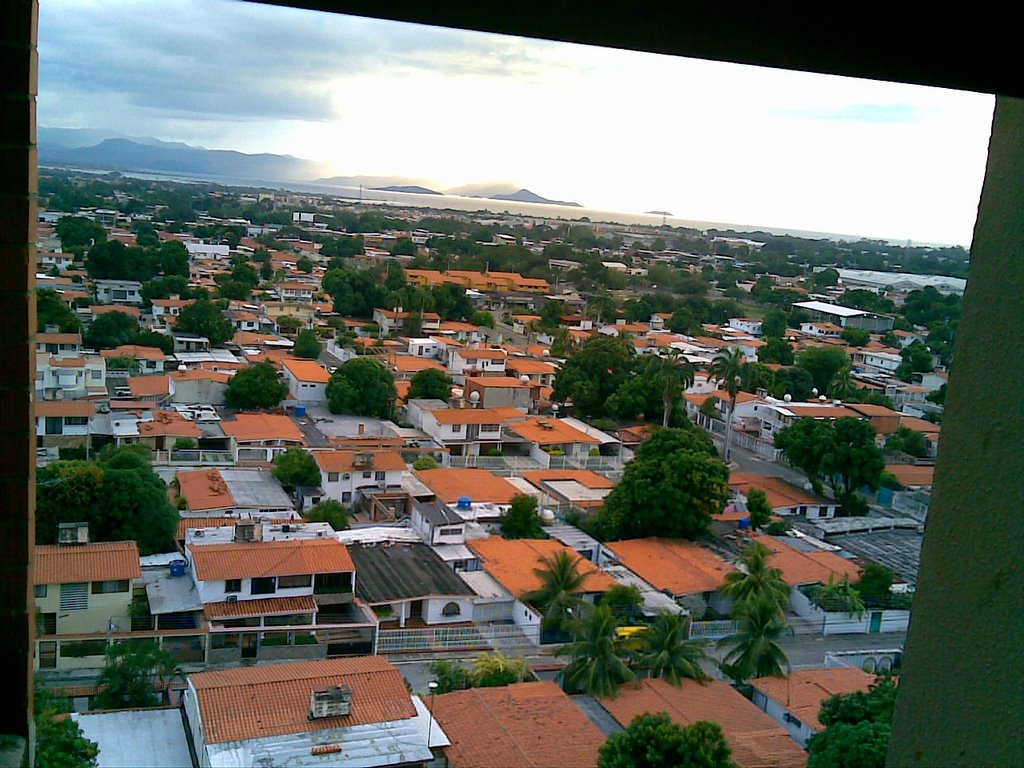 Maracay, lago Valencia al fondo by tirso suarez