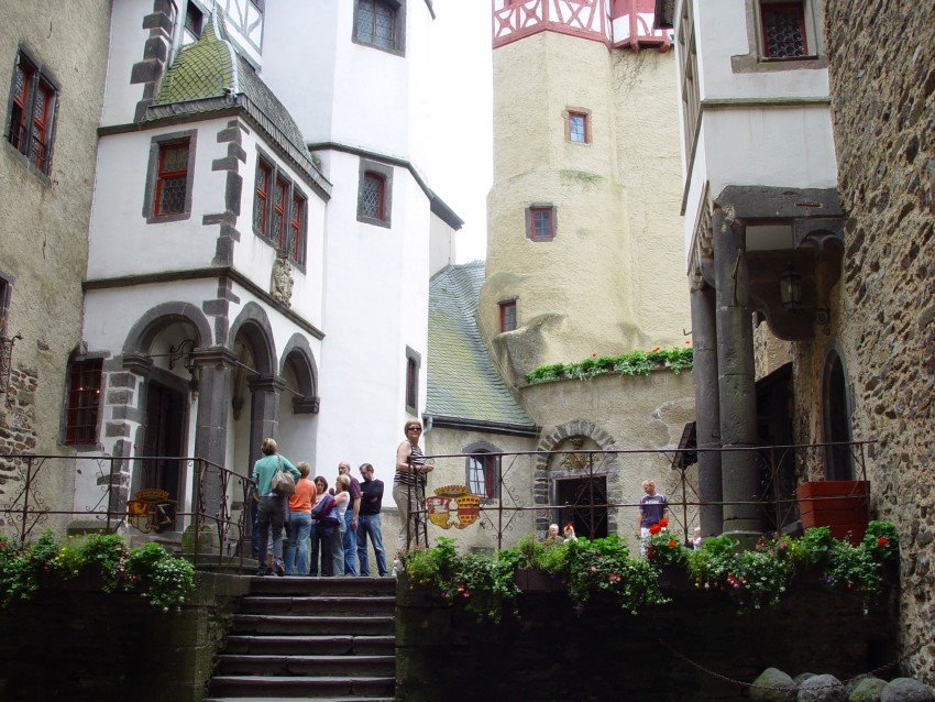 Burg Eltz 5-6-2007 by Bas van Oorschot