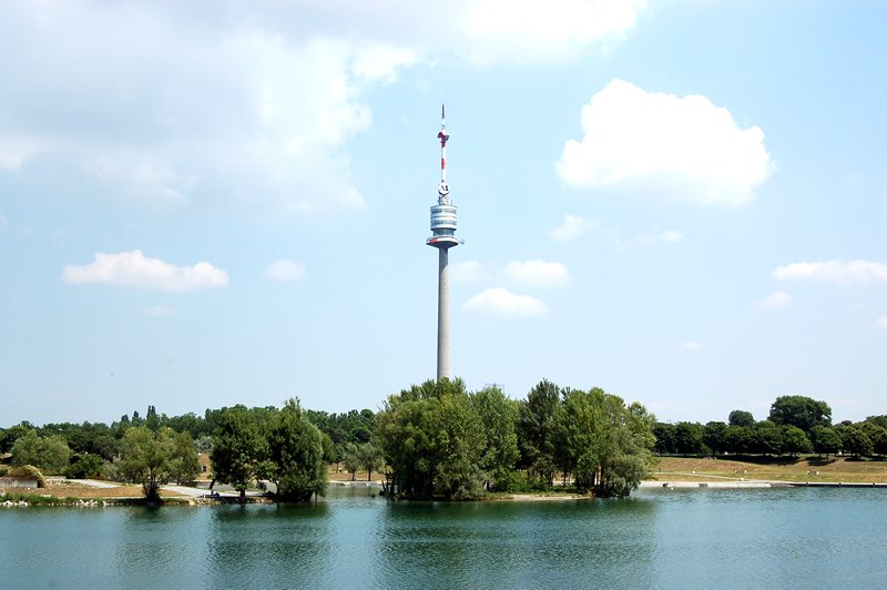 Donauturm by oleks