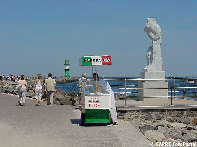 Eisverkauf vor der Westmole in Warnemünde by Carsten-B-13357