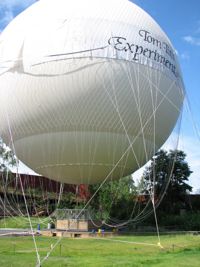 Helium balloon at Tom Tits Experiment by haraldbro