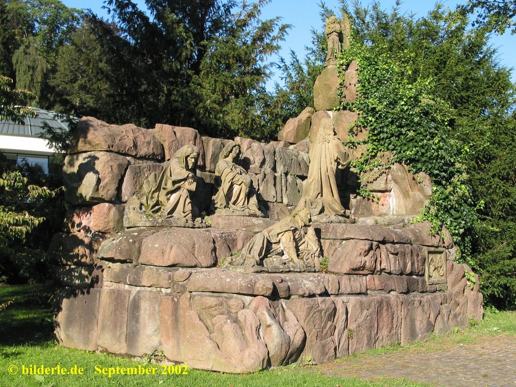 Spätgotische Ölberggruppe, das zugehörige Steinkreuz steht in der Stiftskirche by bilderle.de