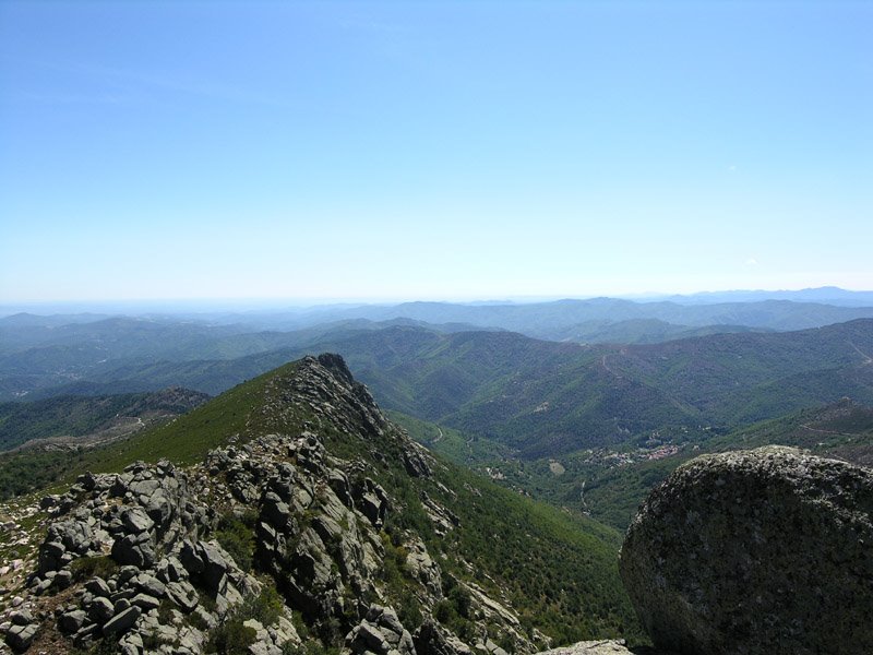 Des rochers de Trenze vue sur les Cévennes et Vialas en contrebas. by Vincent Lhermet