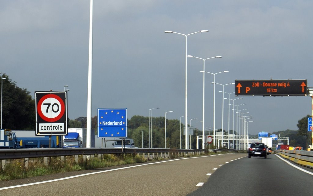 Dutch/German border A40/A67 motorway by Lars0001