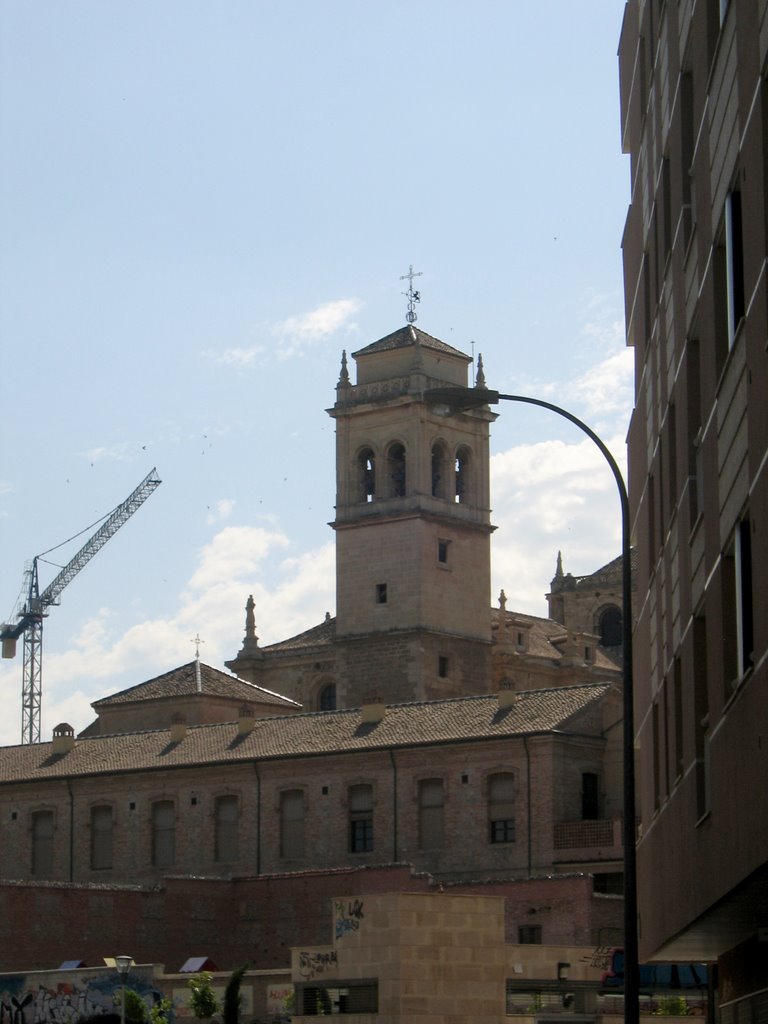 Iglesia San Jerónimo con gruas by Quino Cascorro