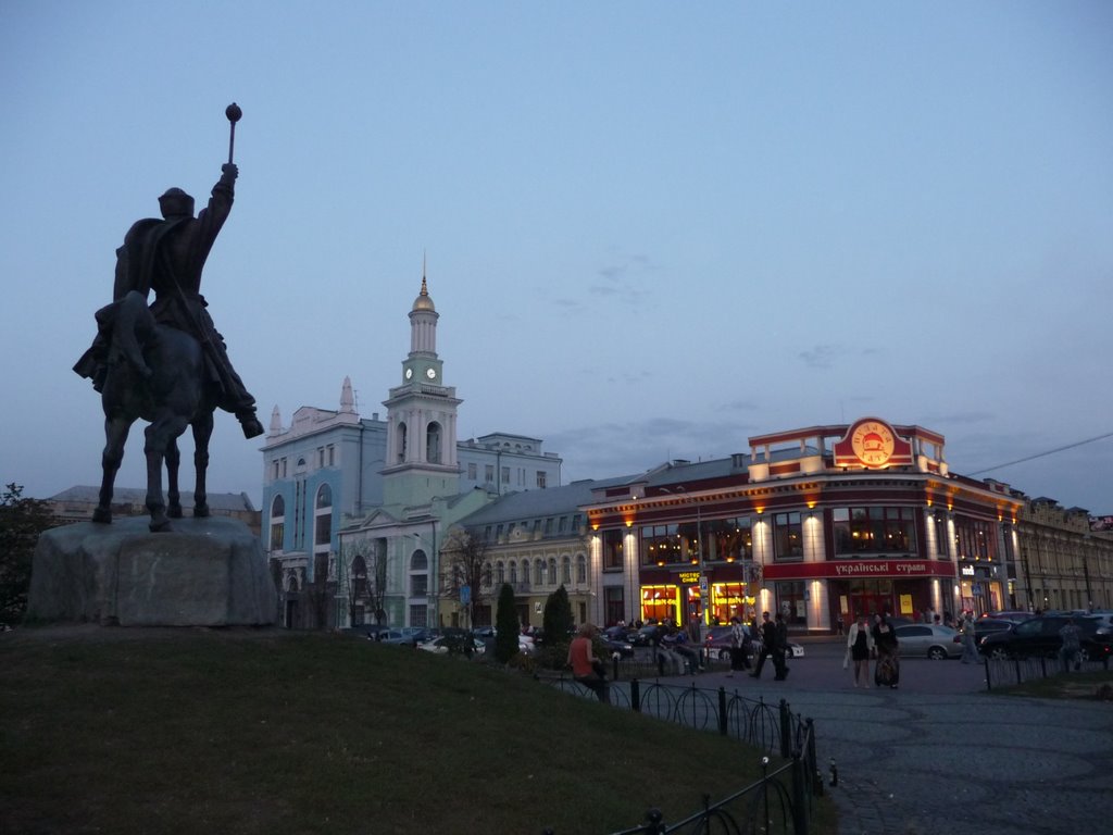 Kontraktova Square at dusk / Контрактова площа у сутінках by Larissa+