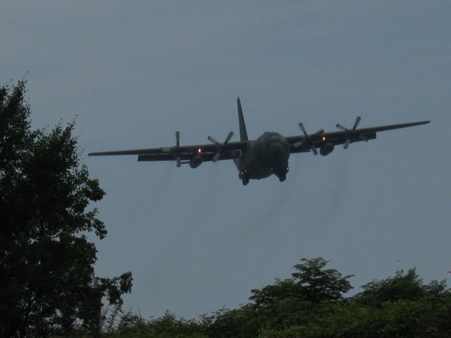 Landing to Fukuoka Airport(c-130) by takexx