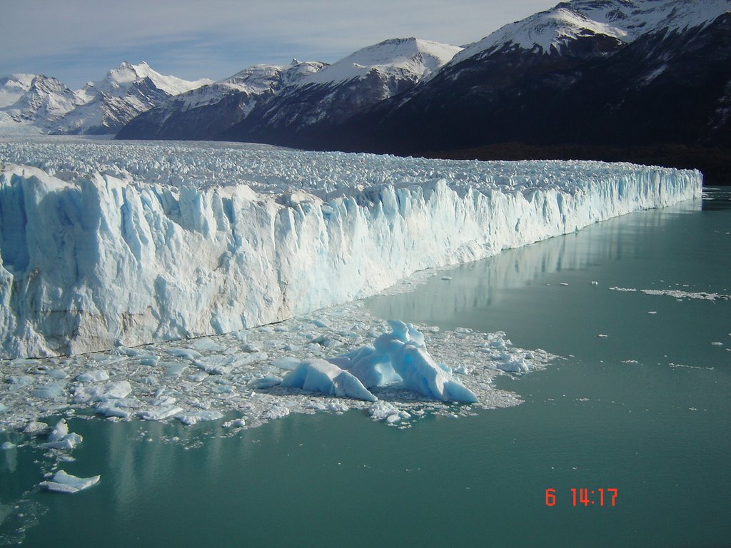 Admirando el Glaciar P. Moreno by jimeber