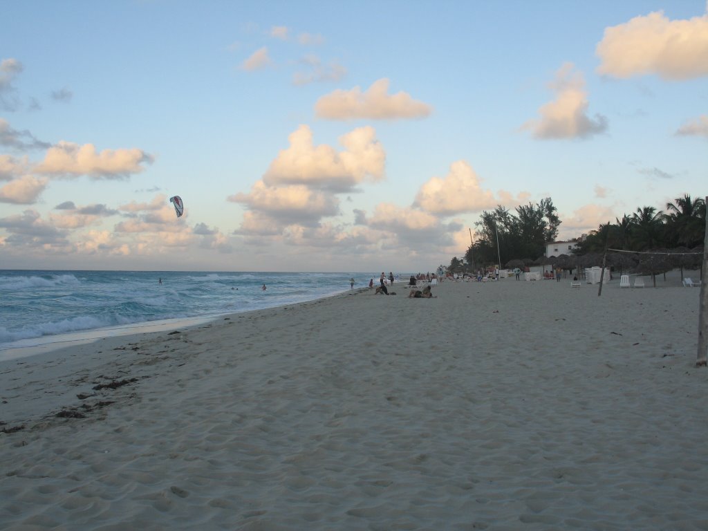 45_05_12_2006_Playa_de_Varadero,_Cuba,_Cerca_del_Hotel_Acuazul,_Viendo_al_Noreste by Gerardo Emilio Garcí…