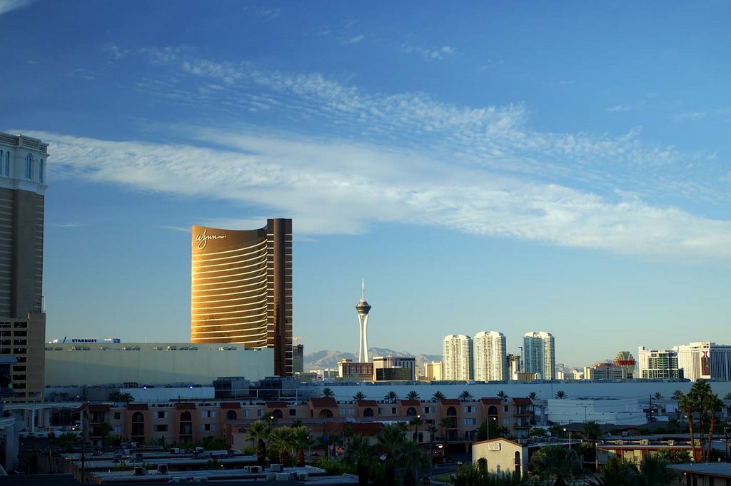 Wynn and Stratrosphere, viewed from Best Western Mardi Gras by Leonardo Pinelli